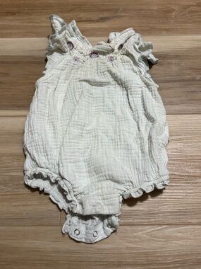 Snug embroidered muslin onesie